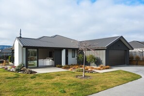 Exterior - Warm & Cosy | Pool Table | Idyllic Location At Lake Hawea (Lake Hāwea)