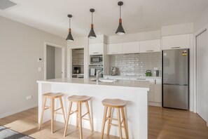 Coffee/tea maker, fridge, microwave, oven - Warm & Cosy | Pool Table | Idyllic Location At Lake Hawea (Lake Hāwea)