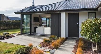 Warm & Cosy | Pool Table | Idyllic Location At Lake Hawea