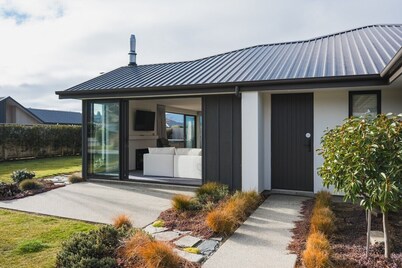 Warm & Cosy | Pool Table | Idyllic Location At Lake Hawea