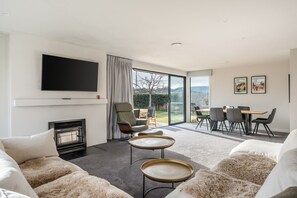 TV - Warm & Cosy | Pool Table | Idyllic Location At Lake Hawea (Lake Hāwea)