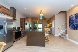 Coffee/tea maker, fridge, microwave, oven - Last Minute Disney Getaway! Modern Townhouse & Private Terrace. Book Now! #170877 (Orlando)