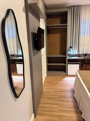 Luxury Double Room | Desk, laptop workspace, iron/ironing board, free WiFi