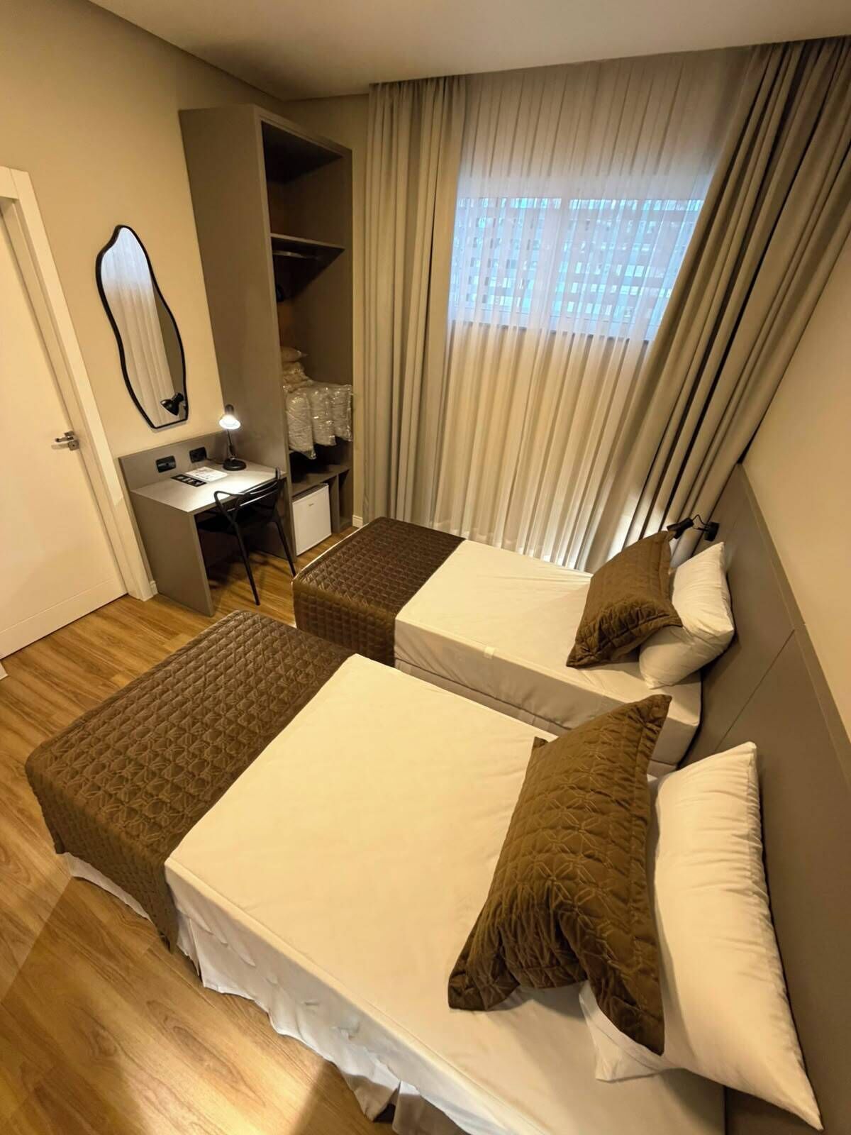 Deluxe Twin Room | Desk, laptop workspace, iron/ironing board, free WiFi