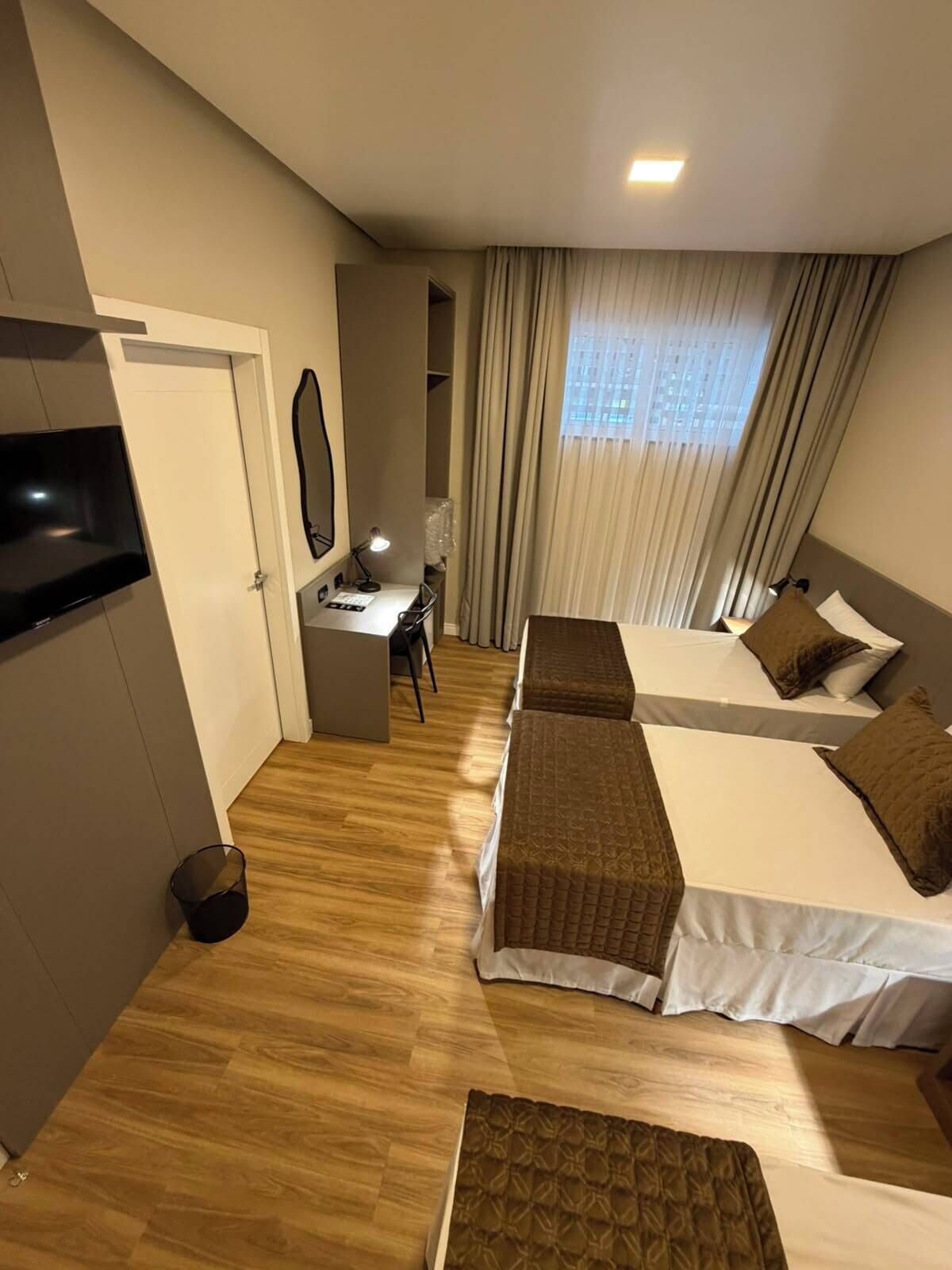 华丽三人房 | 办公桌、笔记本电脑工作区、熨斗/熨板、免费 WiFi