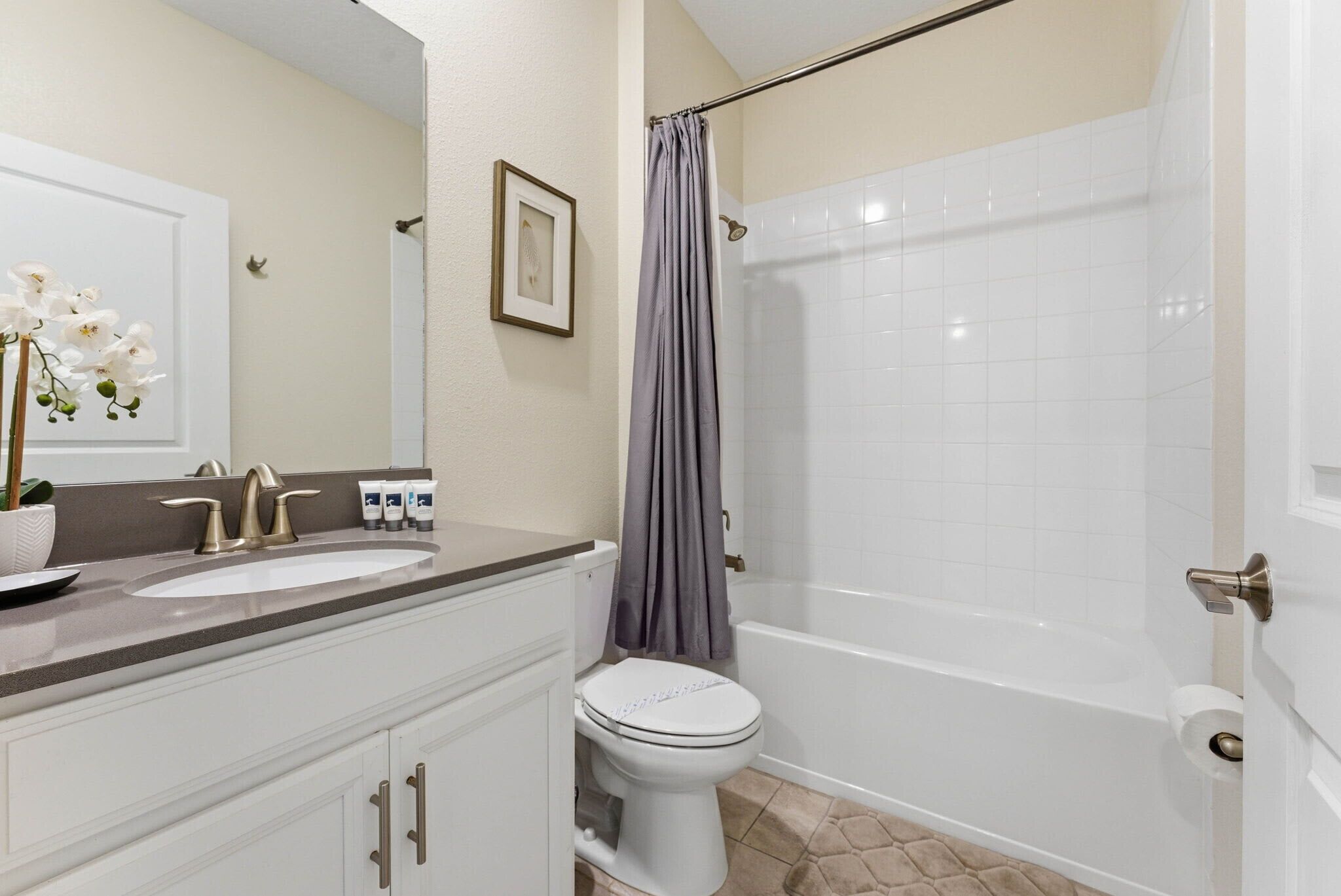 Ein Badezimmer mit Doppelwaschbecken, Toilette und Badewanne.