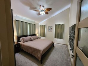 Room - Spotlessly Clean Family Oasis | AC | King Beds | Breakfast | Fire Pit | 15 Min to Volcanoes National Park (Mountain View)