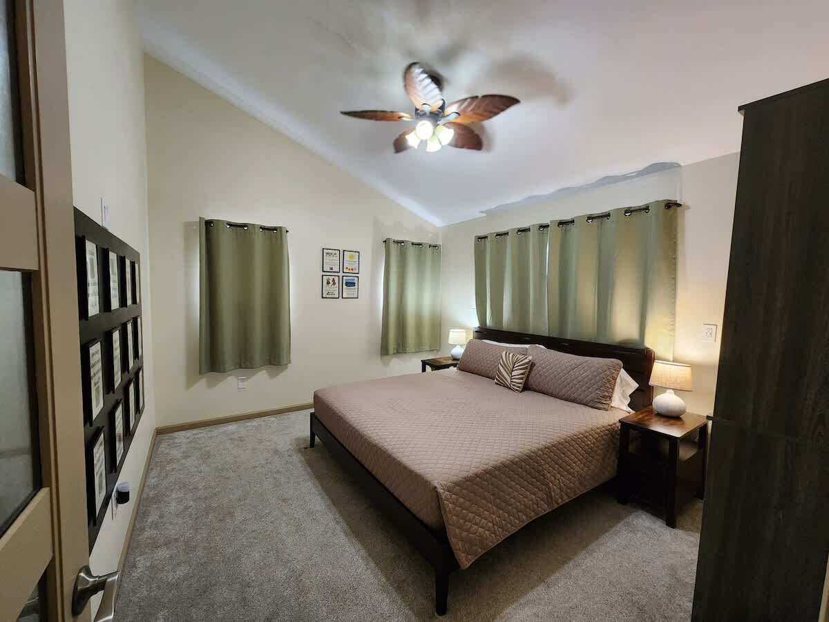 Travel crib, WiFi, bed sheets