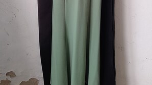 Un vestit penjat a una perxa.