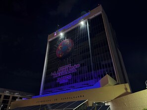 A building with a sign reading 'Universidad de Guadalajara' and 'La Sección Mexicana Jalisco.' - Apt in Guadalajara Americana / Downtown • SuperFast Wifi • Walking rate 100% (Guadalajara)