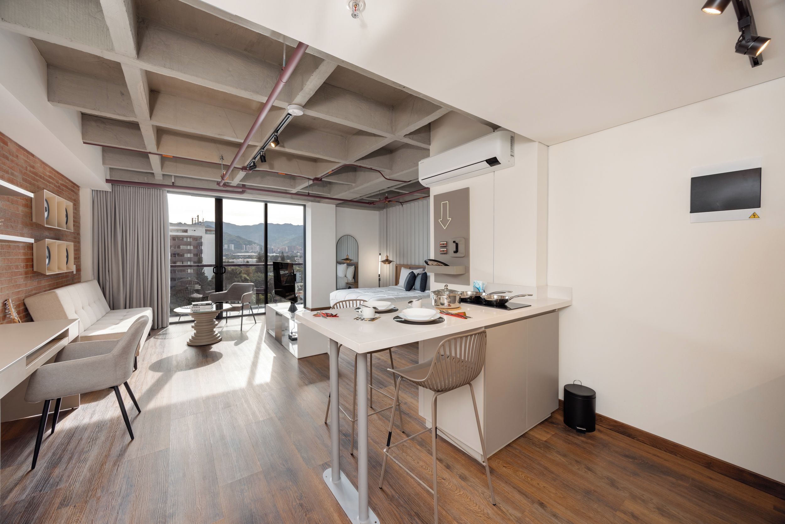 Una cocina moderna con comedor, ventanas amplias y vistas a la ciudad.