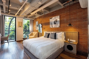 Superior Studio, 1 Double Bed, Balcony | Desk, laptop workspace, blackout drapes, iron/ironing board - Be live (Medellín)