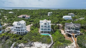 Um imóvel costeiro com várias casas, piscina e acesso à praia.