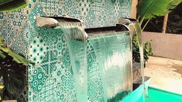 4 outdoor pools