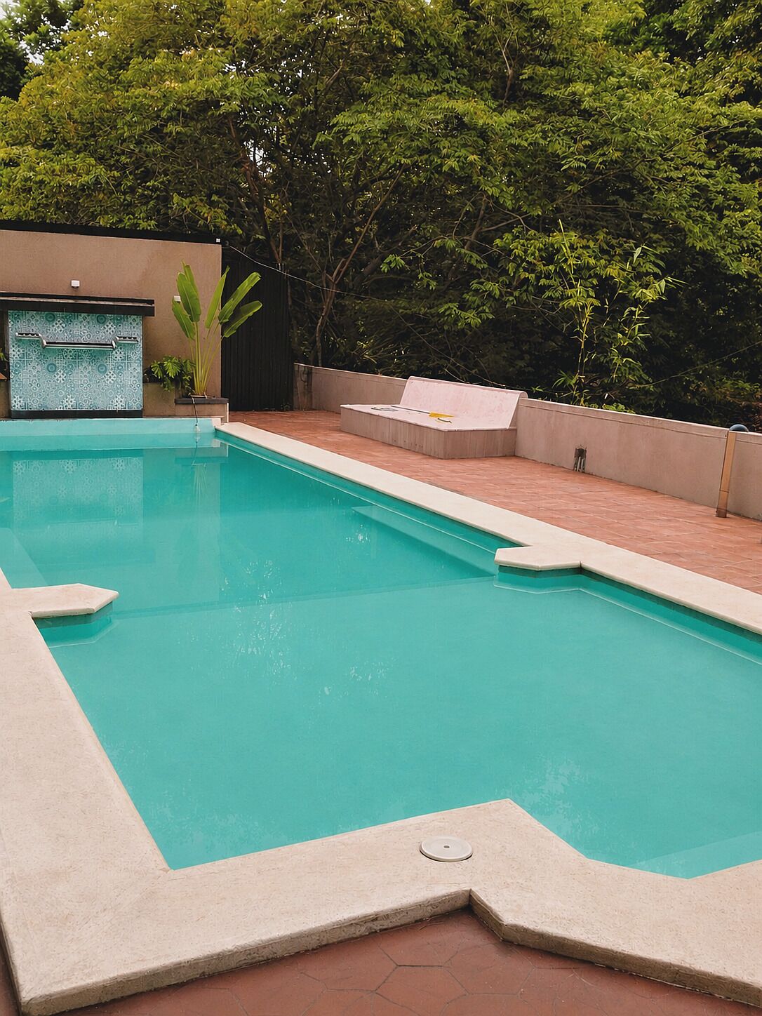 4 outdoor pools
