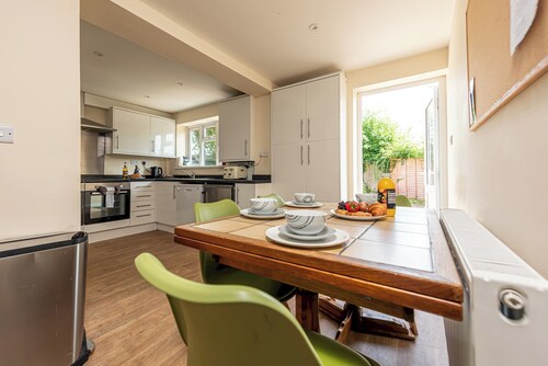 Budget-Friendly Group Stay in Newport - Pass the Keys