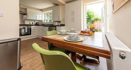 Budget-Friendly Group Stay in Newport - Pass the Keys