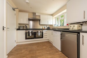 Fridge, oven, dishwasher, toaster - Budget-Friendly Group Stay in Newport - Pass the Keys (Newport)