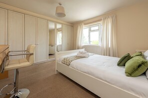Iron/ironing board, free WiFi, bed sheets - Budget-Friendly Group Stay in Newport - Pass the Keys (Newport)