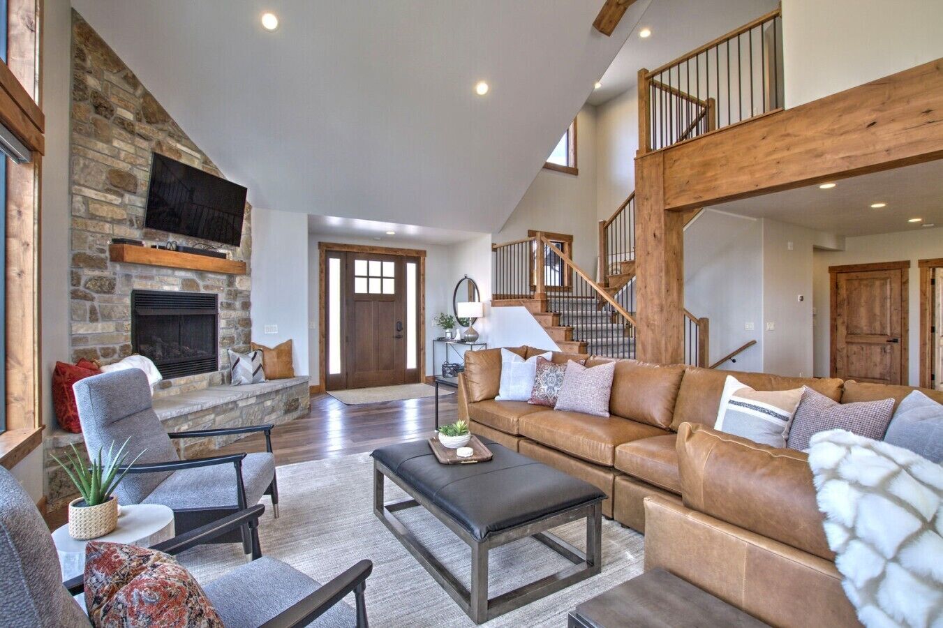 Spacious Mountain Home With Lake Views, Large Decks, Bunk Rooms, And Resort Amenities - Idaho (State)