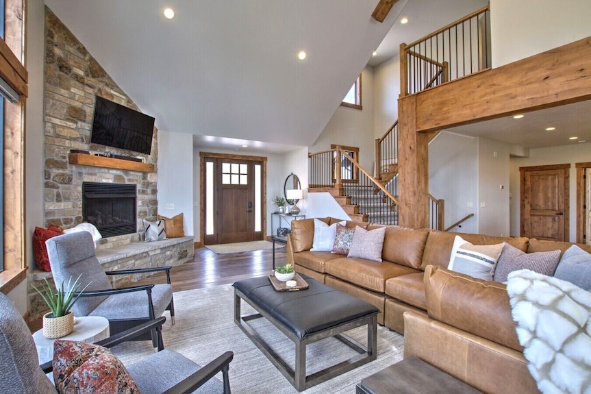 Spacious Mountain Home With Lake Views, Large Decks, Bunk Rooms, And Resort Amenities - Idaho (State)