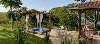 Chalé com Jacuzzi Vista do Lago Corumbá