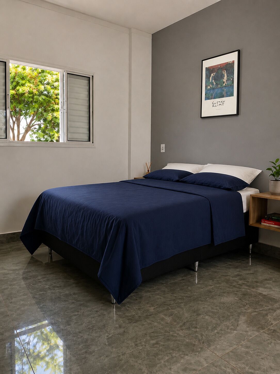 Een slaapkamer met een bed, een raam met zonwering, een lijst met een foto aan de muur en een nachtkastje met een plant.