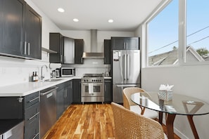 Private kitchen - Spacious Townhome in an Unbeatable Location (Seattle)