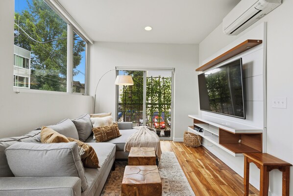 Living area - Spacious Townhome in an Unbeatable Location (Seattle)