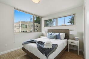 1 bedroom, iron/ironing board, WiFi, bed sheets - Spacious Townhome in an Unbeatable Location (Seattle)