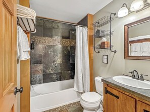 Shower, hair dryer, towels, soap - Cabin 1989 - Leavenworth Family Retreat w/ Hot Tub & Games (Leavenworth)