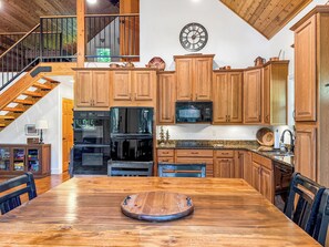Dining - Cabin 1989 - Leavenworth Family Retreat w/ Hot Tub & Games (Leavenworth)