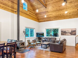 Living area - Cabin 1989 - Leavenworth Family Retreat w/ Hot Tub & Games (Leavenworth)