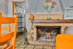 Interior - Country House 'Cuevas 4' with Mountain View, Shared Pool and Wi-Fi (Castilléjar)