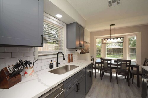 Cozy Fall Friendswood Retreat 🍁 4BR- Big Yard Fun