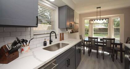 Cozy Fall Friendswood Retreat 🍁 4BR- Big Yard Fun