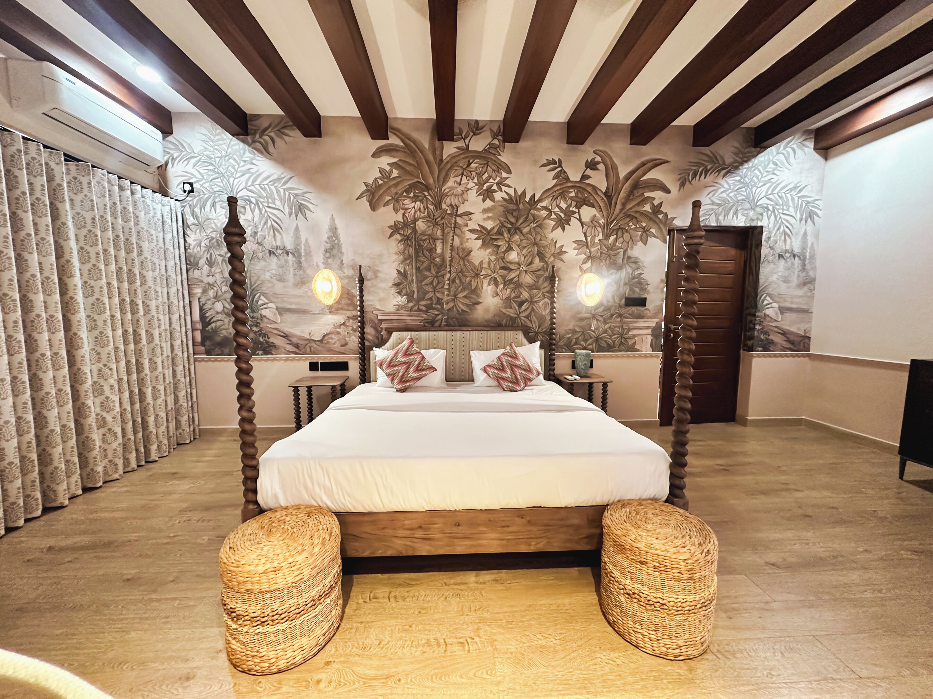 4 bedrooms, iron/ironing board, WiFi, bed sheets
