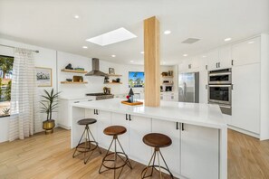 Wasserkocher mit Kaffee-/Teezubehör, Kühlschrank, Mikrowelle, Ofen
