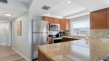 Departamento Deluxe, 1 habitación, balcón, vista parcial al océano | Cocina privada