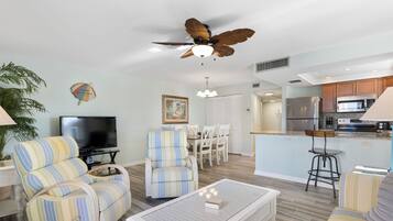 Departamento Deluxe, 1 habitación, balcón, vista parcial al océano | Área de sala de estar