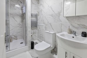 Ducha, secador de pelo, toallas, jabón