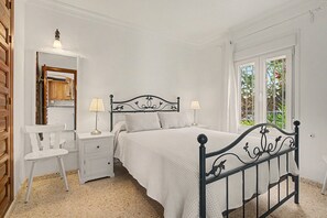 Iron/ironing board, WiFi, bed sheets - 'La Casita De Ana' Apartment with Shared Pool, Private Terrace, and Wi-Fi (El Peñoncillo)