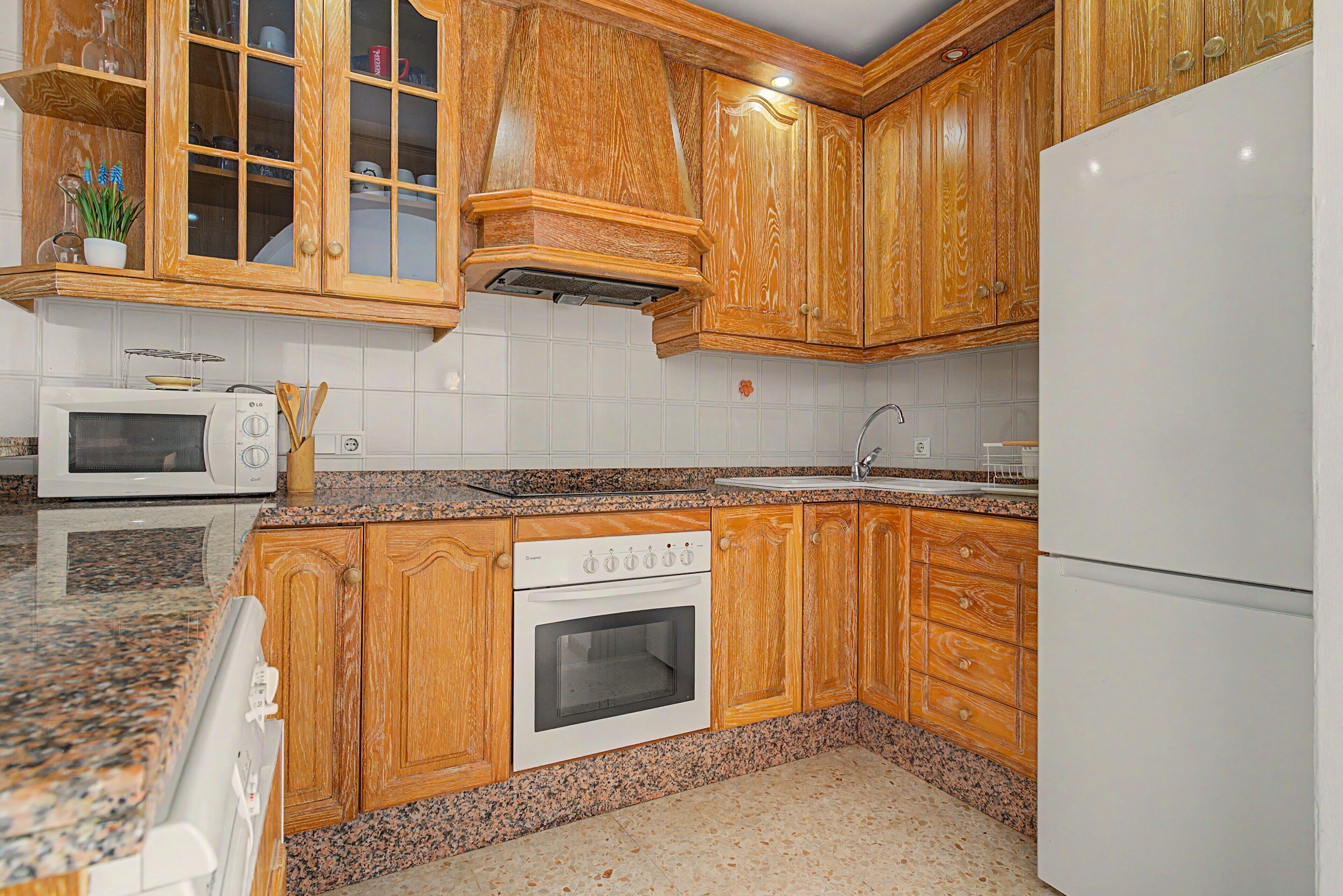 Coffee/tea maker, fridge, microwave, oven