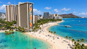 Un hôtel en bord de mer doté d’une piscine, d’une plage et offrant une vue sur l’océan.