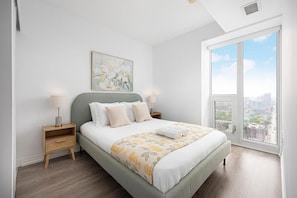 Apartment, Balkon, Stadtblick | Schallisolierte Zimmer, Bügeleisen/Bügelbrett, kostenloses WLAN