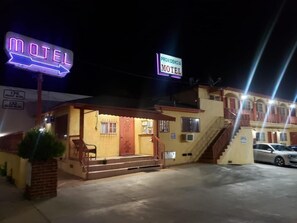 Exterior - Providencia Motel (Burbank)