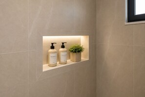 Dusche, Haartrockner, Handtücher, Seife