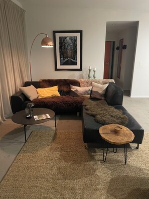 Smart-TV, Kamin, Stereoanlage