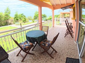 Outdoor dining - Creole bungalow with views of the ocean and tropical scenery – Le Tapeur, Guadeloupe (Pointe-Noire)