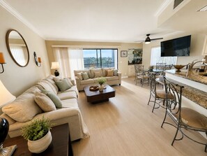 Living area - Serene 2-bedroom condo in charming Jupiter Ocean & Racquet Club, (Jupiter)